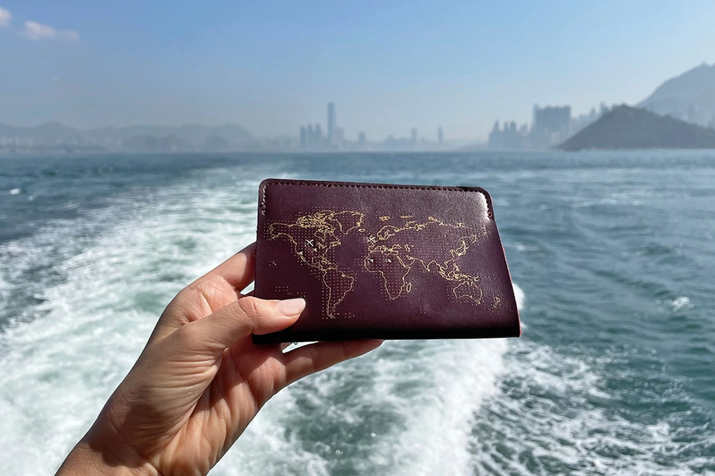 Protège-Passeport en Cuir Stitch Bordeaux – Édition "Carte du Monde à Broder" – Image 3