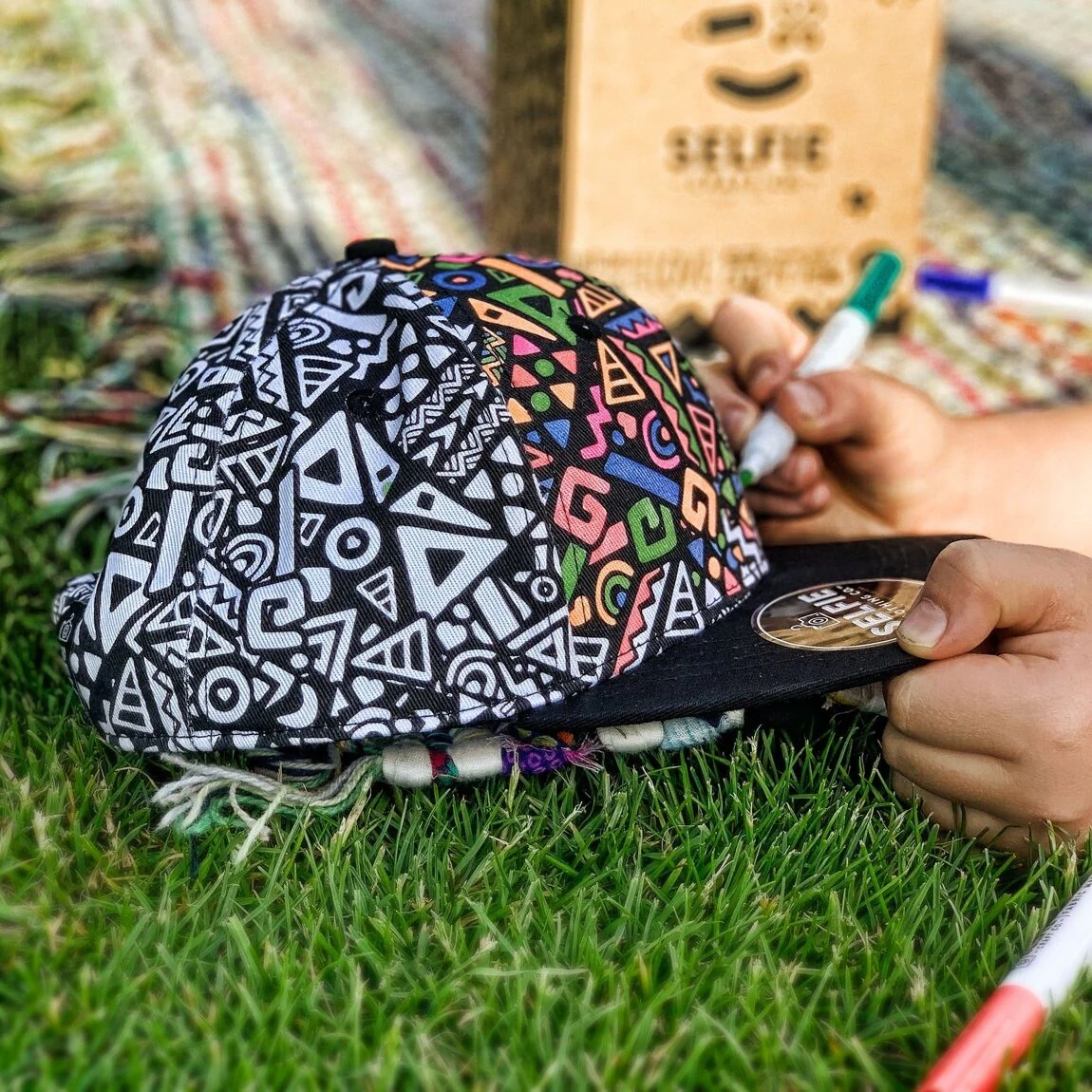Casquette Snapback Tribal à colorier – Kit créatif enfant avec feutres textile – Image 2